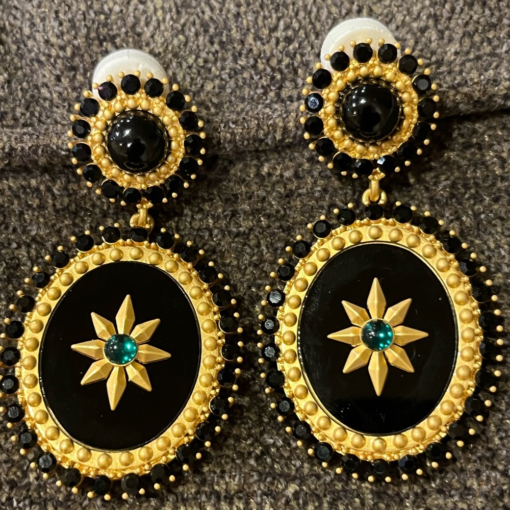 🔥 KJL Kenneth Jay Lane Crystal & Resin Pierced Earring 
New. Shipping FREE